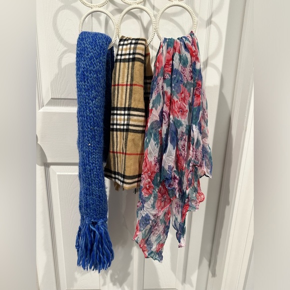 Assorted scarves - Picture 7 of 7